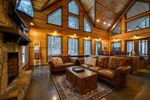 Cabaña, varias camas, bañera de hidromasaje, vistas al jardín (Logged Out) | Zona de estar | Televisión de pantalla plana de 42 pulgadas con canales digitales