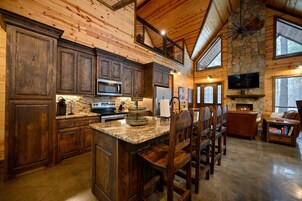 Cabaña, varias camas, bañera de hidromasaje, vistas al jardín (Logged Out) | Cocina privada | Frigorífico, microondas, horno y placa de cocina