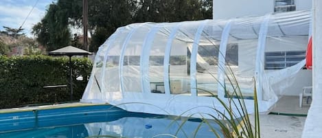 Una piscina al aire libre