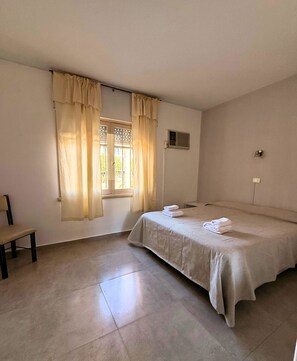Habitación doble | Espacio para trabajar con un portátil
