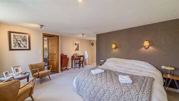 7 bedrooms, desk, WiFi, bed sheets