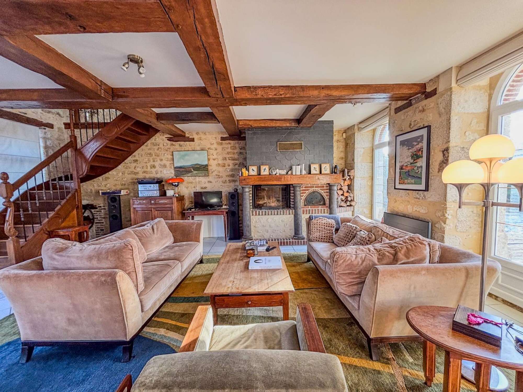 电视、壁炉、立体声音响