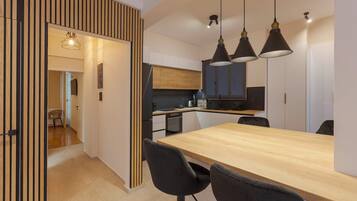 Appartement luxueux, balcon, vue sur la ville | Cuisine privée | Grille-pain