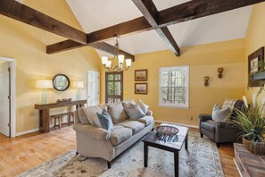 تلفزيون، مدفأة، مكتب