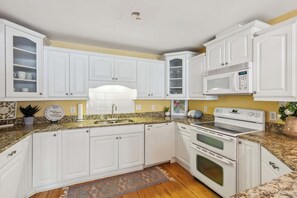 ثلاجة، ميكروويف، فرن، موقد طهي مسطح