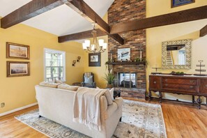 تلفزيون، مدفأة، مكتب