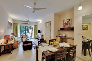 Apartment, Balcony | In-room dining