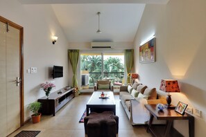 Apartment, Balcony | Living area | 32-inch LCD TV with satellite channels