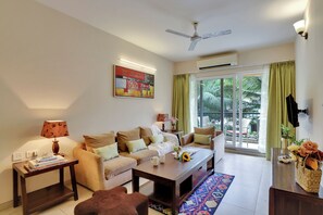 Apartment, Balcony | Living room