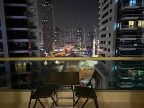 Outdoor dining - Sunrise Homes - Cozy Studio next to JBR Beach (Dubai Marina)