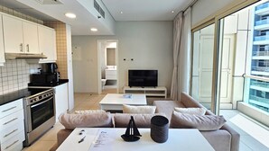 Un apartamento moderno con cocina, sala de estar y balcón.