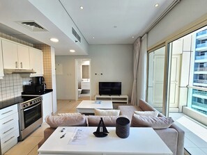 Frigorífico, microondas, horno y placa de cocina