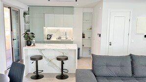 Appartement, 1 chambre, balcon, vue sur la ville | Aire de séjour