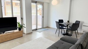 Appartement, 1 chambre, balcon, vue sur la ville | Aire de séjour