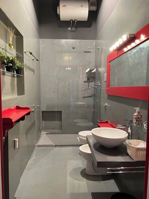 Shower, free toiletries, hair dryer, bidet - The Window on the Courtyard, Entire Apartment (Bologna)
