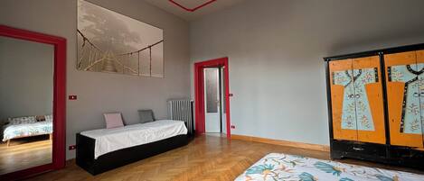 2 室のベッドルーム、デスク、アイロン / アイロン台、WiFi