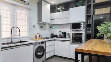 Kühlschrank, Mikrowelle, Ofen, Herdplatte