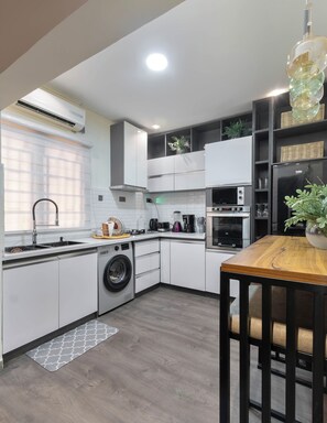Fridge, microwave, oven, stovetop