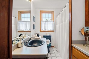 Shower, hair dryer, towels - Walk to Oceanside Beach! (Wellfleet)