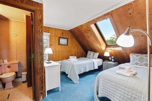 5 bedrooms, iron/ironing board, WiFi, bed sheets - Walk to Oceanside Beach! (Wellfleet)