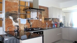 Fridge, microwave, stovetop, coffee/tea maker - 3-bedroom apartment in fabulous Mombasa with AC (Mombasa)