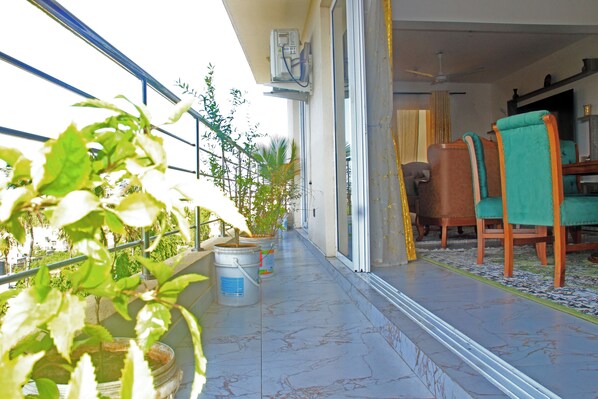 Property grounds - 3-bedroom apartment in fabulous Mombasa with AC (Mombasa)