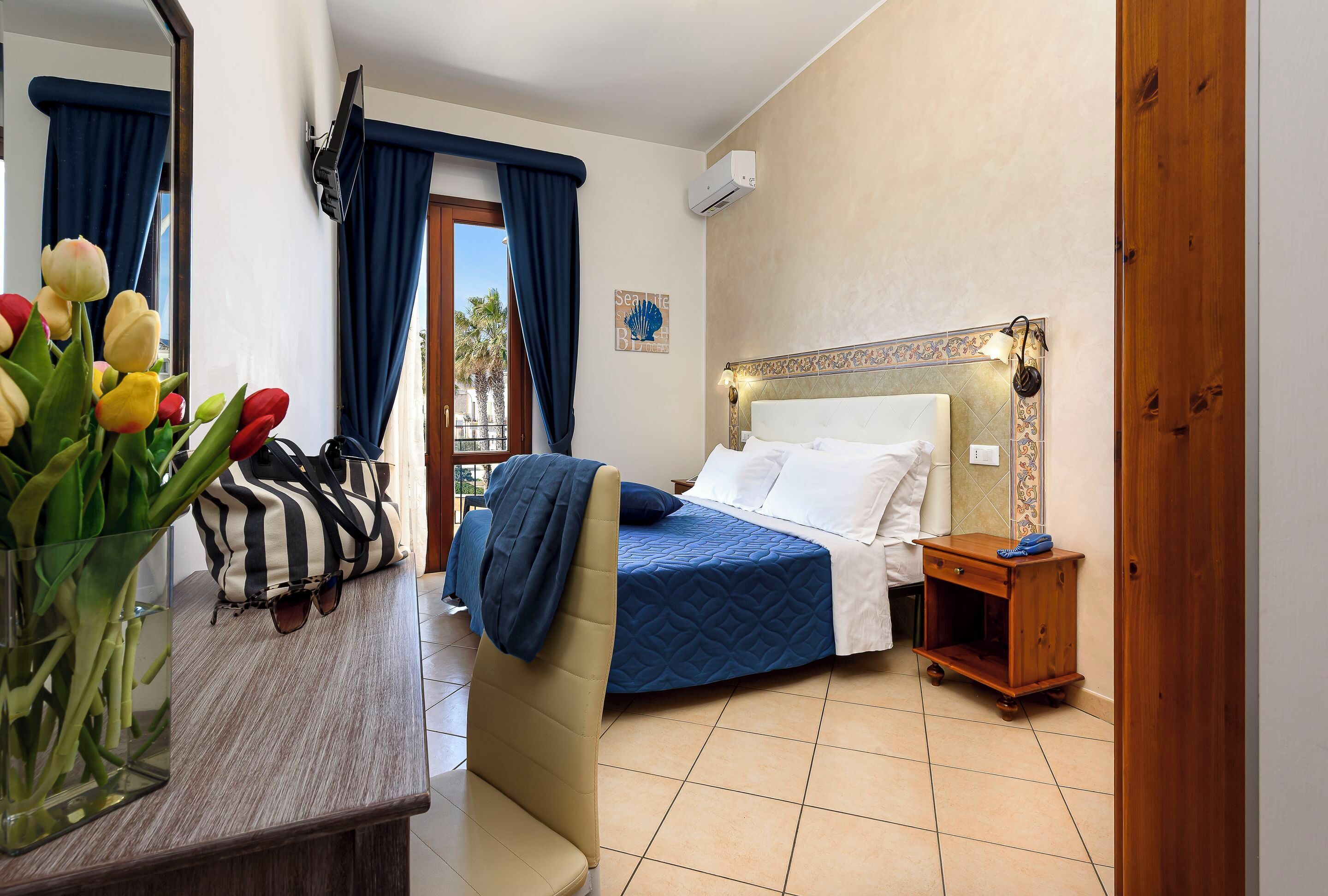 خزنة داخل الغرفة ومكتب وستائر تعتيم وواي فاي مجانًا