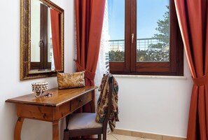 Tweepersoonskamer, uitzicht op de stad | Een kluis op de kamer, een bureau, verduisterende gordijnen, gratis wifi