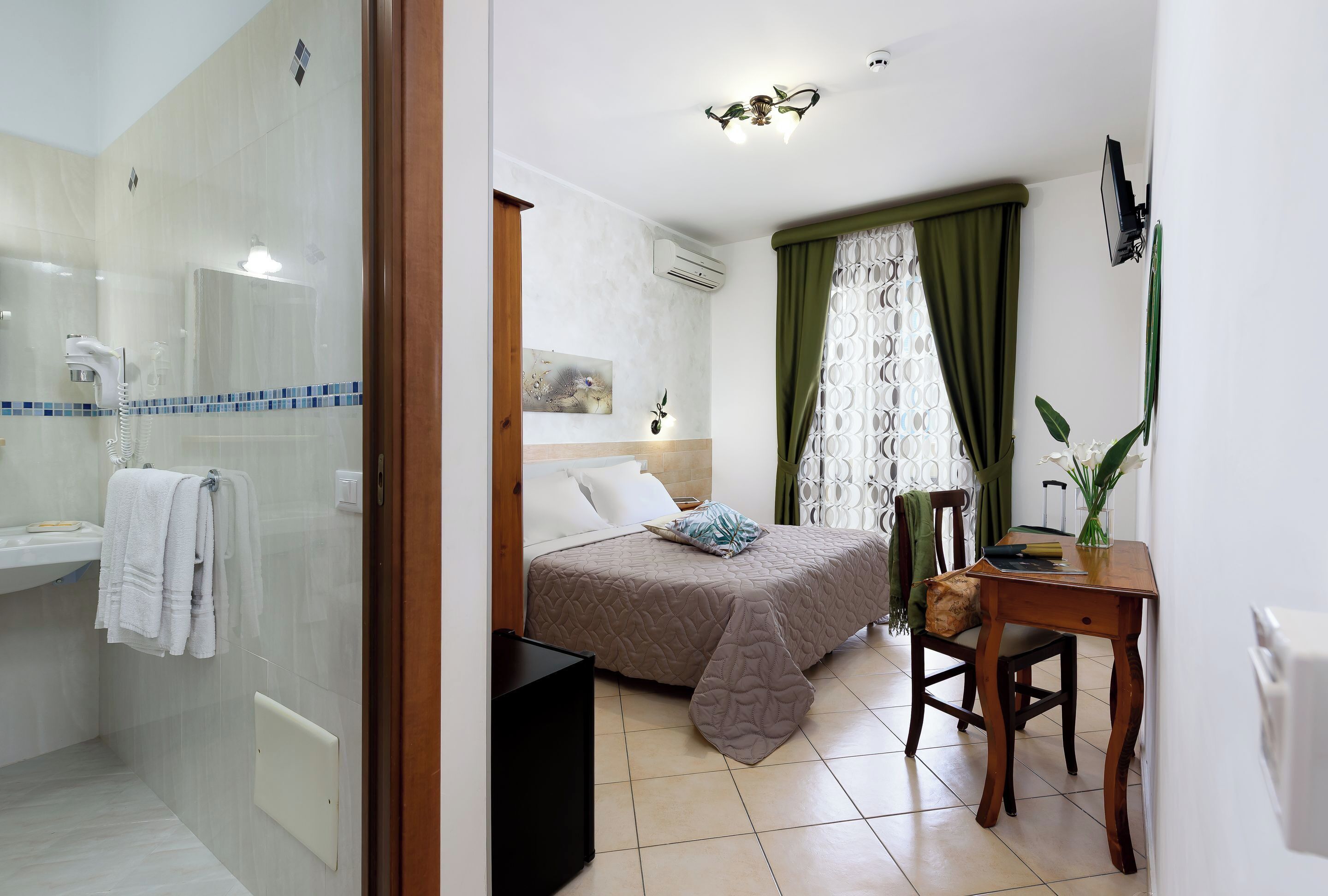 Tweepersoonskamer | Een kluis op de kamer, een bureau, verduisterende gordijnen, gratis wifi