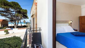 Caja de seguridad en la habitación, escritorio y cortinas blackout