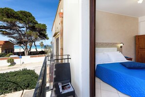 خزنة داخل الغر فة ومكتب وستائر تعتيم وواي فاي مجانًا