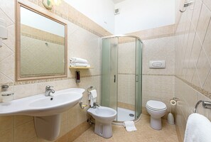 Tweepersoonskamer, balkon, uitzicht op de stad | Badkamer | Een douche, een haardroger, handdoeken, zeep