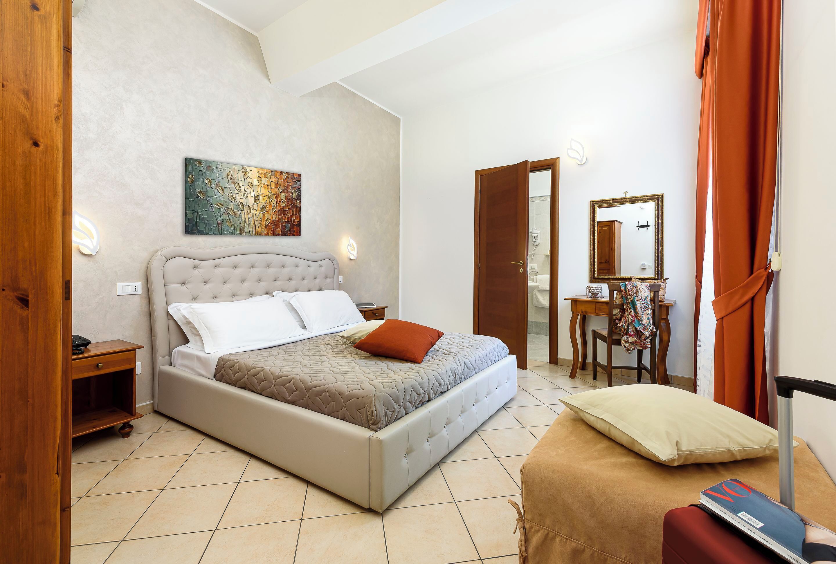 خزنة داخل الغرفة ومكتب وستائر تعتيم وواي فاي مجانًا