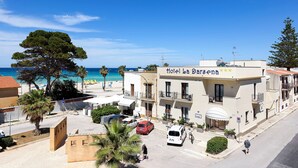 Το ξενοδοχείο La Dargena προσφέρει θέα στην παραλία και στον ωκεανό.