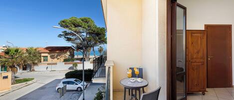 Caja de seguridad en la habitación, escritorio y cortinas blackout