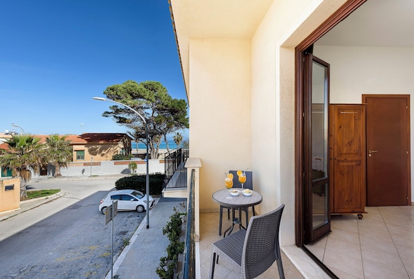 Doppelzimmer, Balkon, Stadtblick | Zimmersafe, Schreibtisch, Verdunkelungsvorhänge, kostenloses WLAN