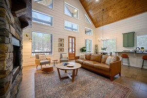 Cabaña, varias camas, bañera de hidromasaje, vistas al jardín (Once Upon a Pine) | Zona de estar | Televisión de pantalla plana de 42 pulgadas con canales digitales