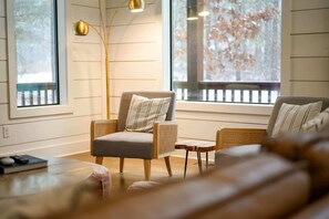 Huisje, meerdere bedden, hot tub, uitzicht op tuin (Once Upon a Pine) | Interieur