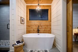 Ferienhütte, Mehrere Betten, Whirlpool, Gartenblick (Once Upon a Pine) | Badezimmer | Komfortbadewanne, Handtücher