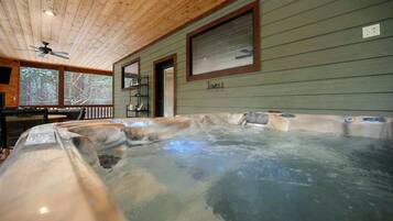 Kabin, Beberapa Tempat Tidur, hot tub, pemandangan kebun (Once Upon a Pine) | Bathtub spa indoor