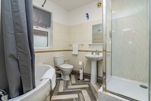 Hårføner, håndklær, såpe og toalettpapir