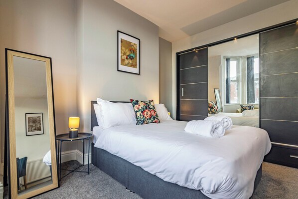 5 bedrooms, iron/ironing board, WiFi, bed sheets - Motorpoint Arena House - walking distance to Nottingham city centre - sleeps 10 (Sneinton)