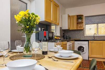 Motorpoint Arena House - walking distance to Nottingham city centre - sleeps 10