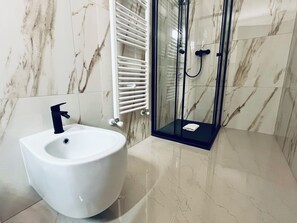 Room, 1 Queen Bed | Bathroom | Shower, soap, shampoo, toilet paper - GuestHouse Magliaso Golf (Magliaso)