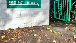 Un panneau indiquant l’emplacement de la résidence de tourisme Magliaso Golf, avec un numéro de téléphone et une flèche indiquant l’entrée.