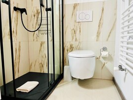 Room, 1 Queen Bed | Bathroom | Shower, soap, shampoo, toilet paper