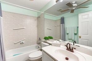 Apartment (2 Bedrooms) | Interior - 5 Mi to Jetblue Park: Condo w/ Pool & Pickleball (Fort Myers)