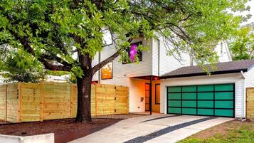 5 bedrooms, desk, Internet