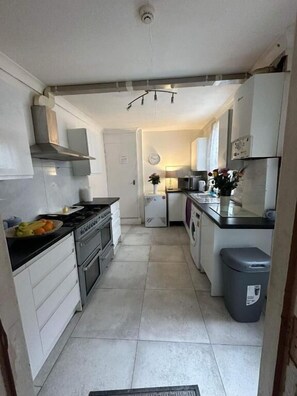 Private kitchen - Luton Town House Near Airport (Luton)