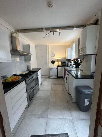 Luton Town House Near Airport